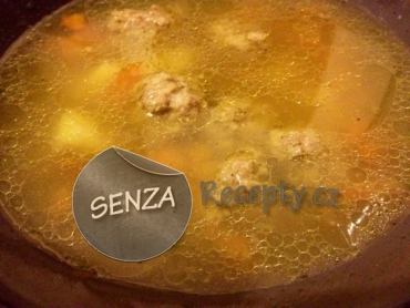 Slepičí polévka s játrovými knedlíčky