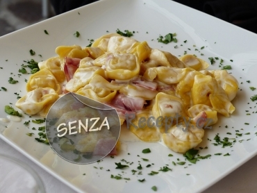 Tortellini se sýrovou omáčkou a sušenou šunkou