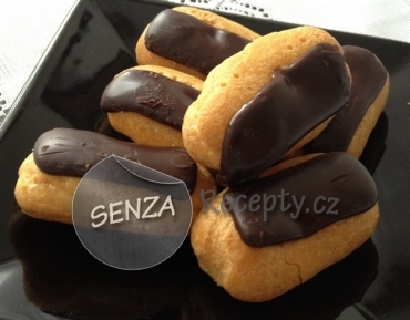 Eclairs s čokoládou a krémovou náplní