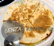 Quesadilla s mletým masem a fazolemi - nakrájená