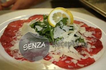 Carpaccio s rukolou a parmezánem