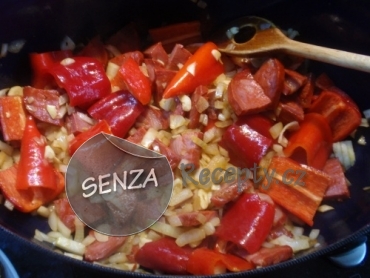 Paella s chorizem, kuřetem a lososem