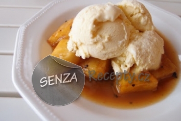 Ananas s pepřem a vanilkovou zmrzlinou
