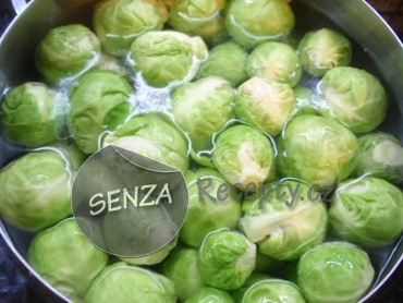 Růžičková kapusta s lískovými ořechy, slaninou a pomerančovou kůrou