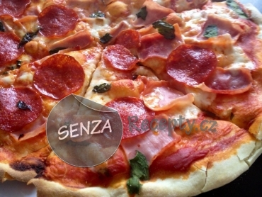 Domácí pizza se šunkou a paprikášem
