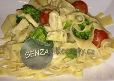 Tagliatelle s kuřecím masem, brokolicí a cherry rajčátky